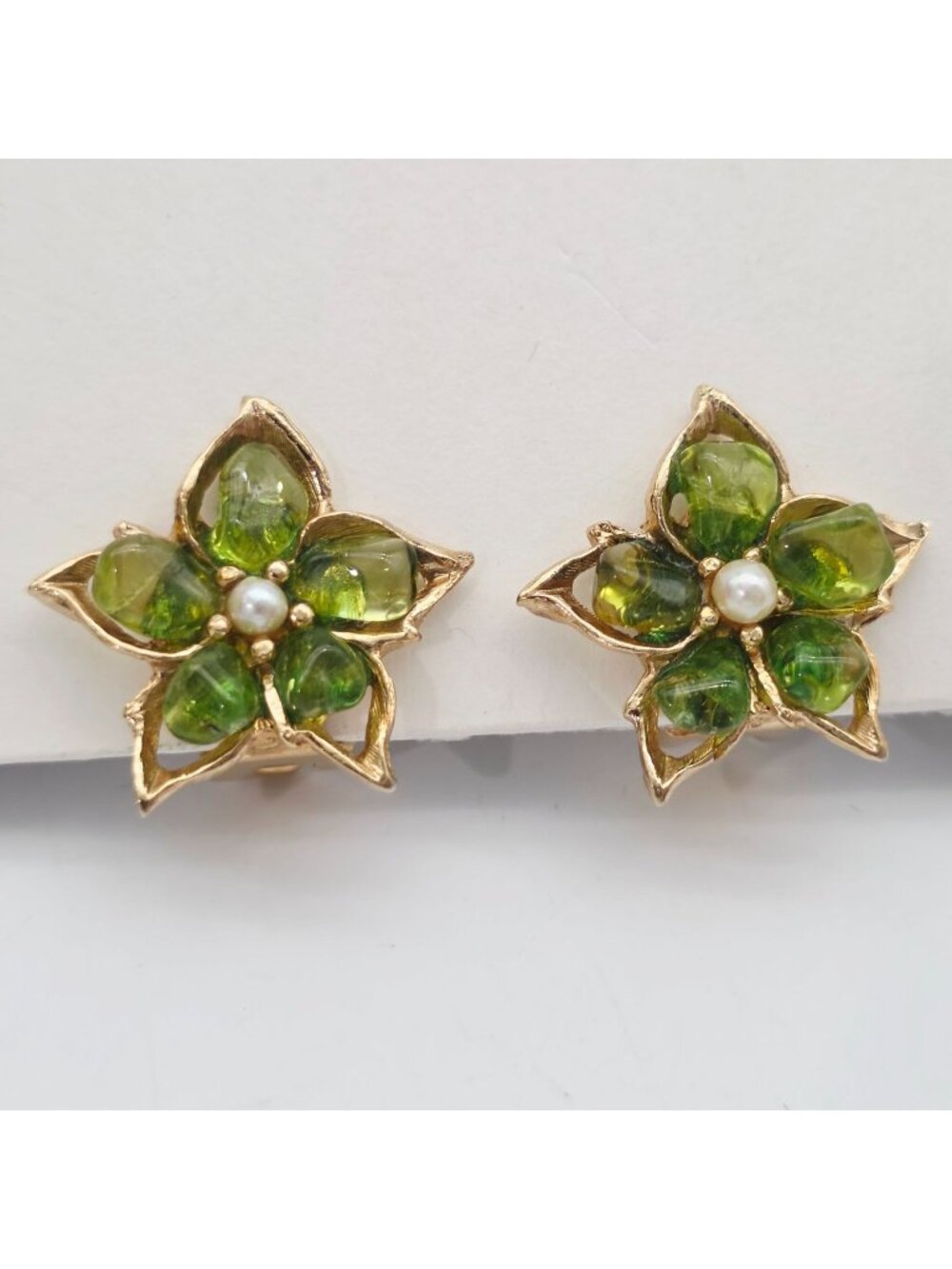 Snoboda Peridot and Fresh Water Pearl Earrings Flower Shape Vintage 7/8"